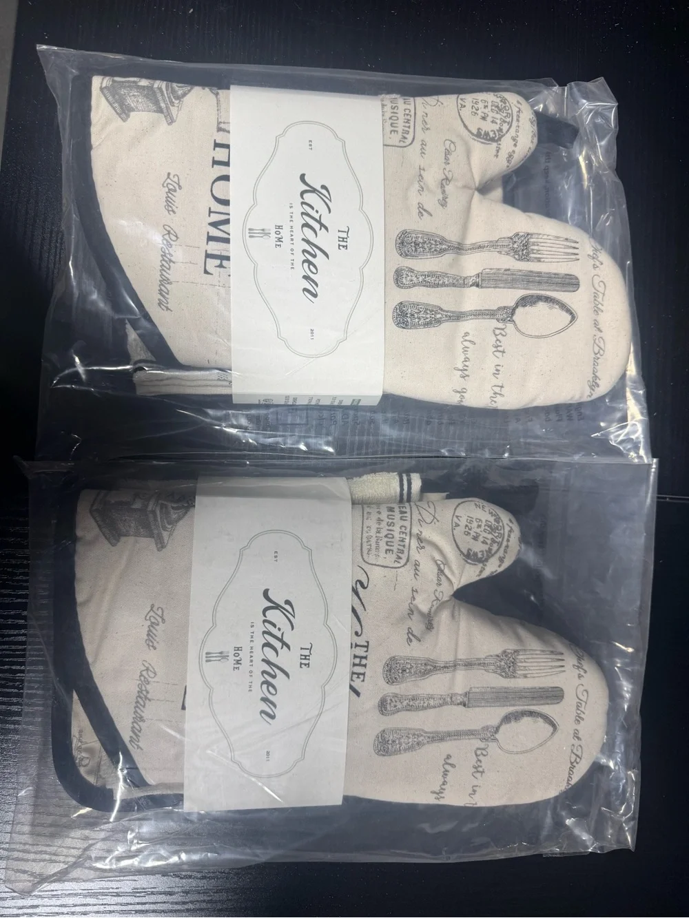 Grevy 1 pair of oven mitts, 2 pot holders and 2 cotton terry tea towels 6 pieces